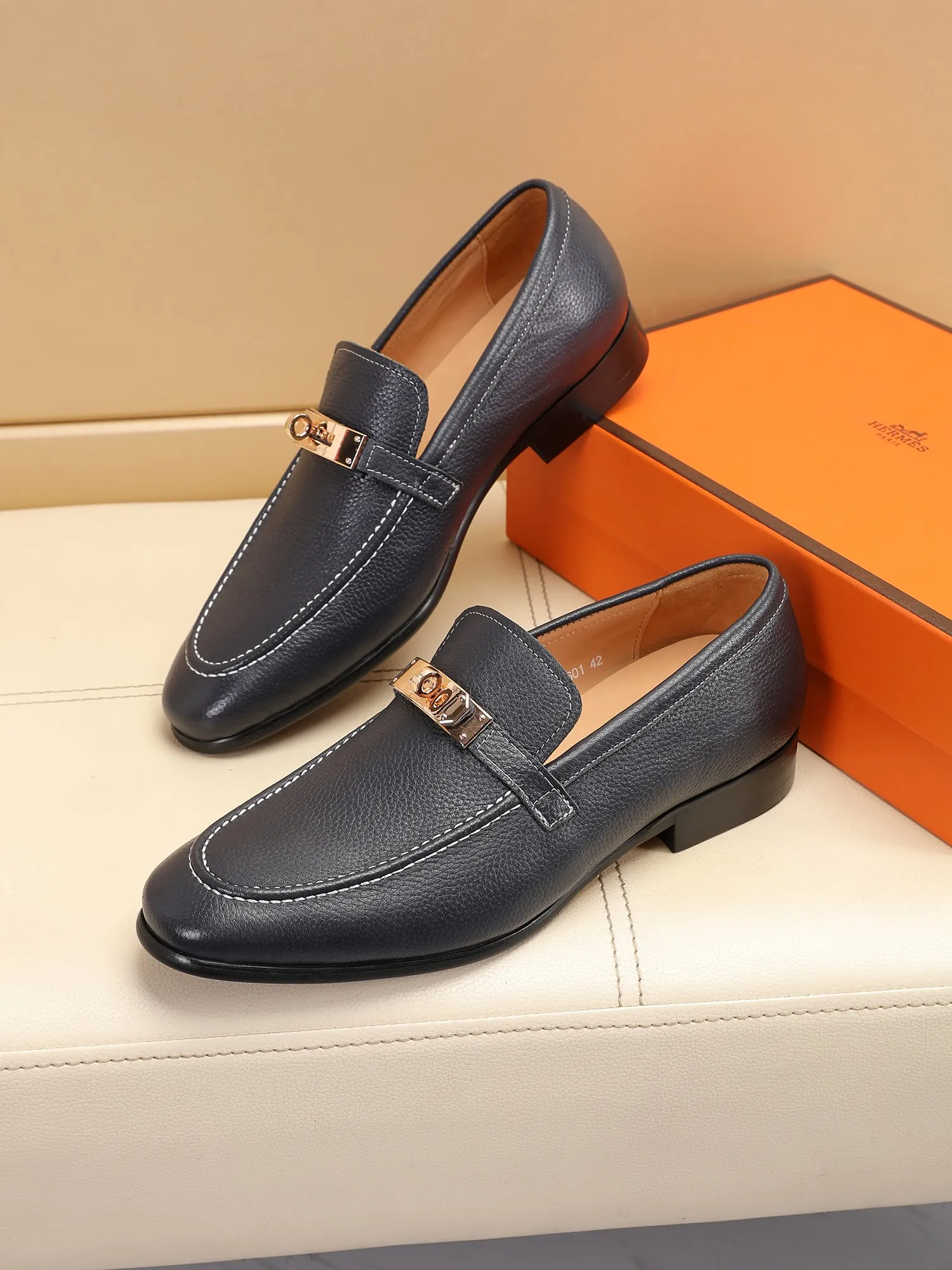 Factory price 440💶[HERMES] (cowhide lining)🍀Italian top luxury🍀He does not pursue novel styles and gorgeous colors, but attracts the favor of successful men with his flawless, elegant and classic style! This very, very comfortable, simple and stable style makes it easy to match any style! The pattern is absolutely 1:1 refined from the original case, and we strive for excellence in materials, imported cowhide + cowhide lining💪💪💪extraordinary texture👍! .Code number: 39 to 44 (38.4546 customized)